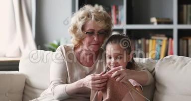爱老奶奶一起教小孙女编织